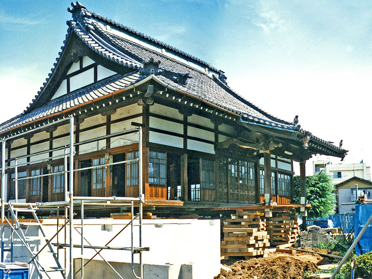 建物を持ち上げた状態