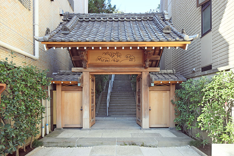 厳浄院 山門 正面開戸状況